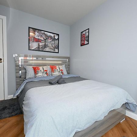 2 Bedroom Flat In Wood Green Piccadilly Line Лондон Екстериор снимка