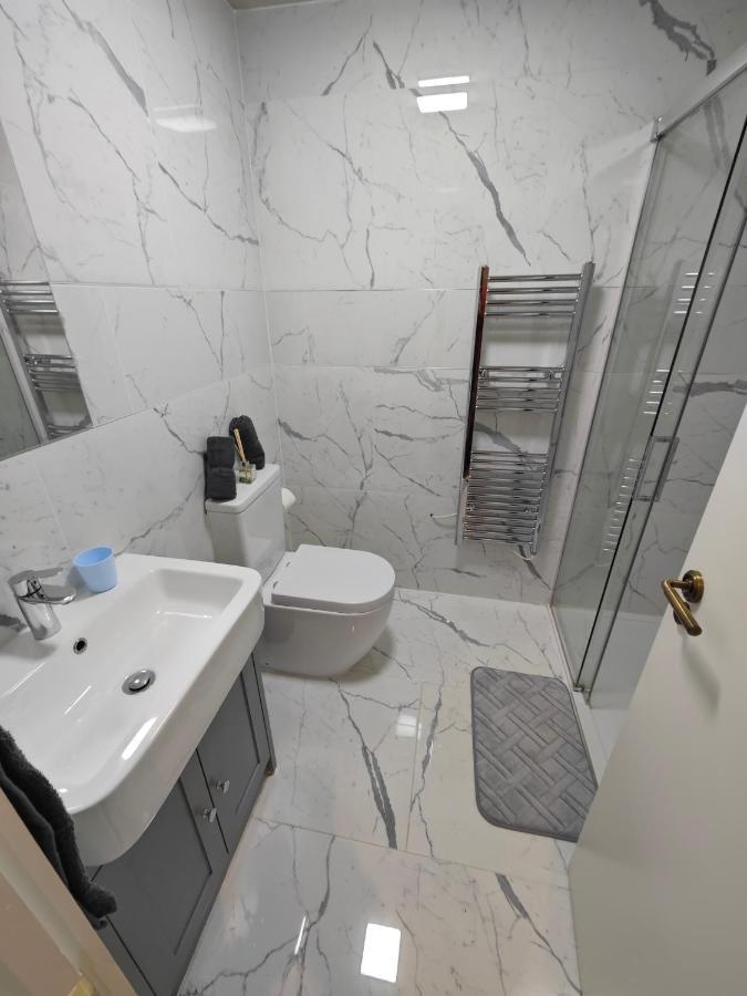 2 Bedroom Flat In Wood Green Piccadilly Line Лондон Екстериор снимка