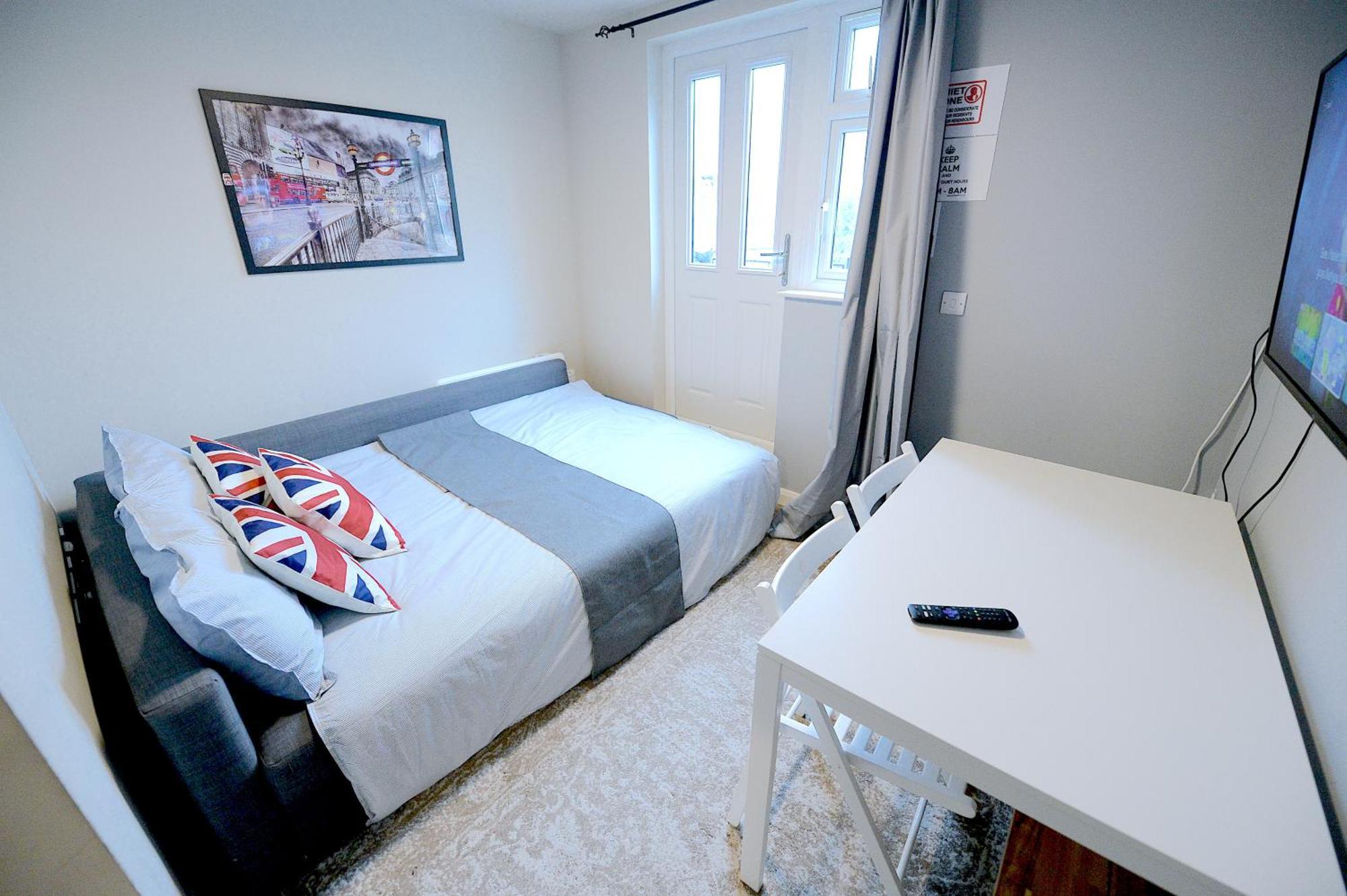 2 Bedroom Flat In Wood Green Piccadilly Line Лондон Екстериор снимка