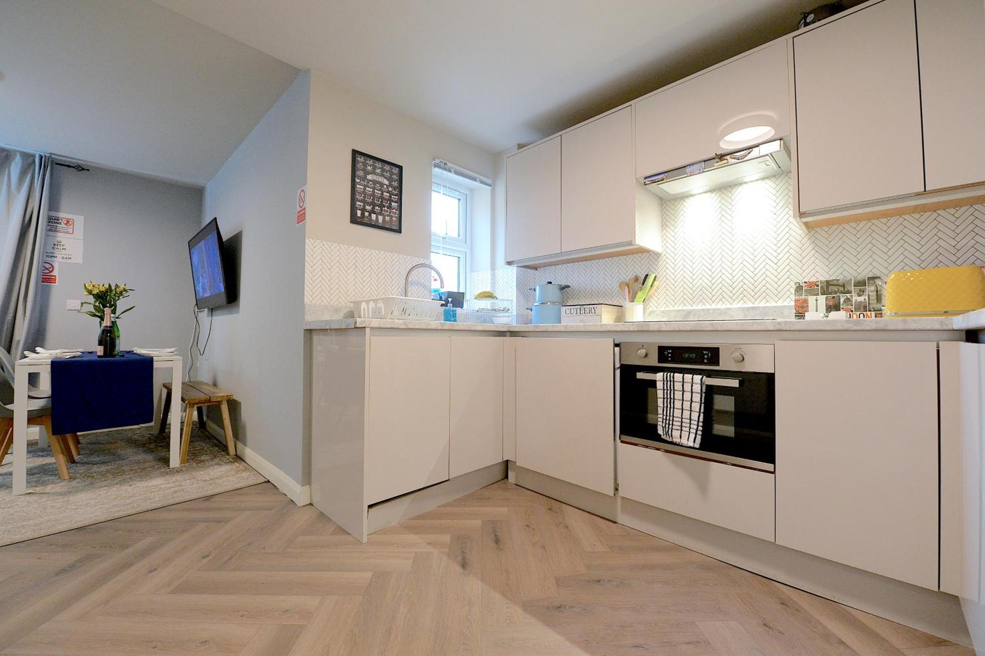 2 Bedroom Flat In Wood Green Piccadilly Line Лондон Екстериор снимка