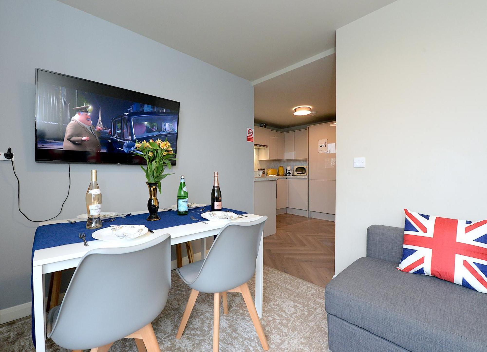 2 Bedroom Flat In Wood Green Piccadilly Line Лондон Екстериор снимка