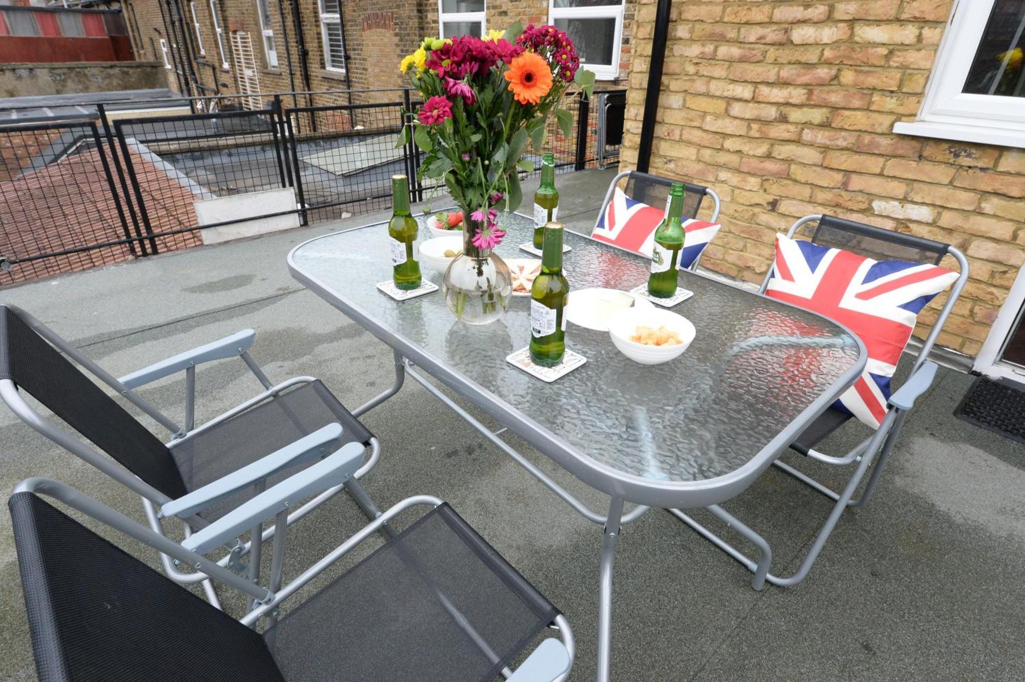 2 Bedroom Flat In Wood Green Piccadilly Line Лондон Екстериор снимка